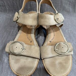 Women’s Söfft Sandals Adjustable Straps Beige Leather 1” Heels Size 8 EUC!